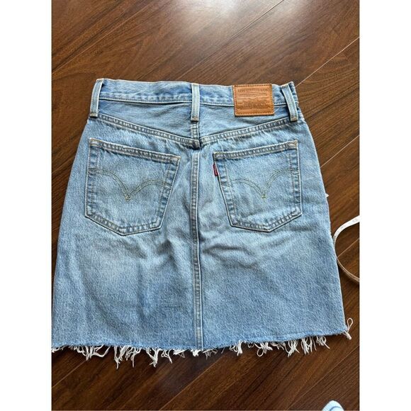 Levi's 25 High-Rise Deconstructed Denim Skirt with Button Fly - Picture 2 of 5